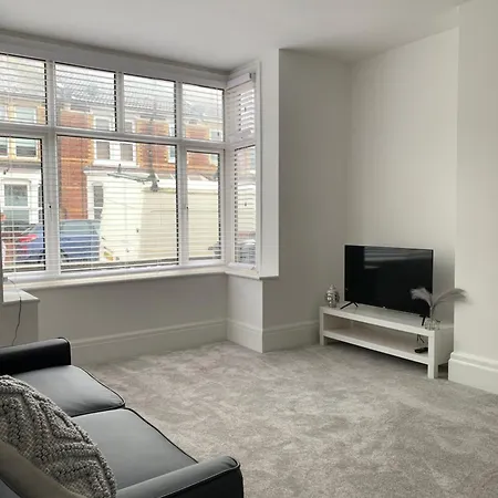 Iris Home In Southsea Free Street Parking And Pets Welcome Portsmouth Exterior photo