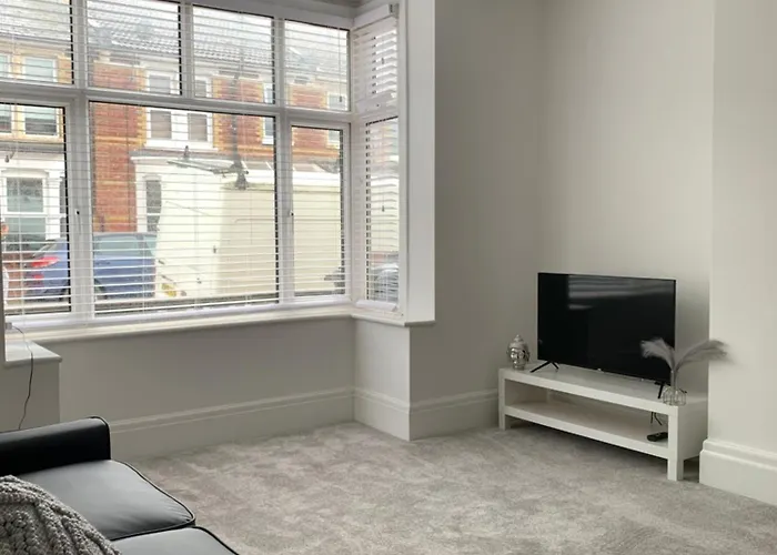 Iris Home In Southsea Free Street Parking And Pets Welcome